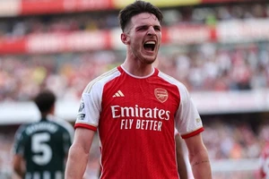 'Bom tấn' Declan Rice ghi bàn phút bù giờ, Arsenal nối dài mạch thắng trước M.U