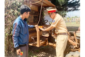 Dán phản quang trên xe công nông để phòng ngừa tai nạn giao thông