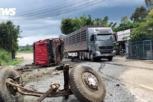 Xe tải mất thắng tông vào vách núi, lộn nhiều vòng ở Phú Yên