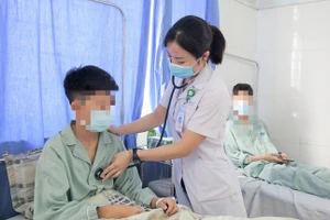 Bốn học sinh nhập viện cấp cứu sau 1 giờ hút thuốc lá điện tử 