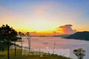 Săn mây trên đỉnh Phượng Hoàng - tọa độ 'check in sống ảo' mới cực đẹp ở Quảng Ninh