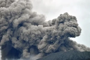 Indonesia: Núi lửa phun trào làm 11 người leo núi thiệt mạng