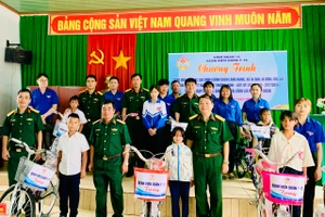 Bệnh viện Quân y 15 tặng quà gia đình chính sách và học sinh nghèo, khó khăn