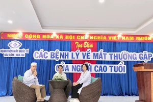 Trên 100 người cao tuổi Pleiku tham gia tọa đàm các bệnh lý về mắt