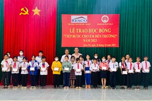 Trao 100 suất học bổng cho học sinh thị xã Ayun Pa