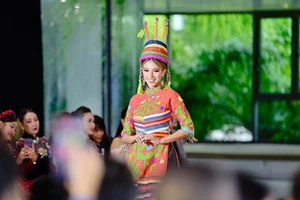 Show diễn Áo dài đặc biệt của dàn thí sinh Miss Grand International