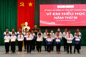 Trao 100 suất học bổng “vì em hiếu học” tại huyện Kông Chro 