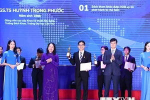 Phó Chủ tịch nước dự Lễ Kỷ niệm 20 năm Giải thưởng Khoa học Công nghệ Quả cầu Vàng