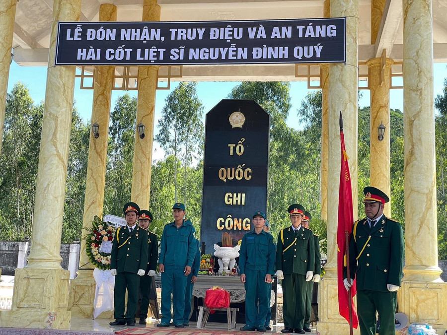 Đảng bộ, chính quyền và nhân dân xã Tuy Phước Bắc cùng gia đình trang trọng tổ chức lễ truy điệu và an táng hài cốt liệt sĩ Nguyễn Đình Quý. Ảnh: Hải Yến dang-bo-chinh-quyen-va-nhan-dan-xa-tuy-phuoc-bac-cung-gia-dinh-da-trang-trong-to-chuc-le-truy-dieu-va-an-tang-hai-cot-liet-si-nguyen-dinh-quy.jpg