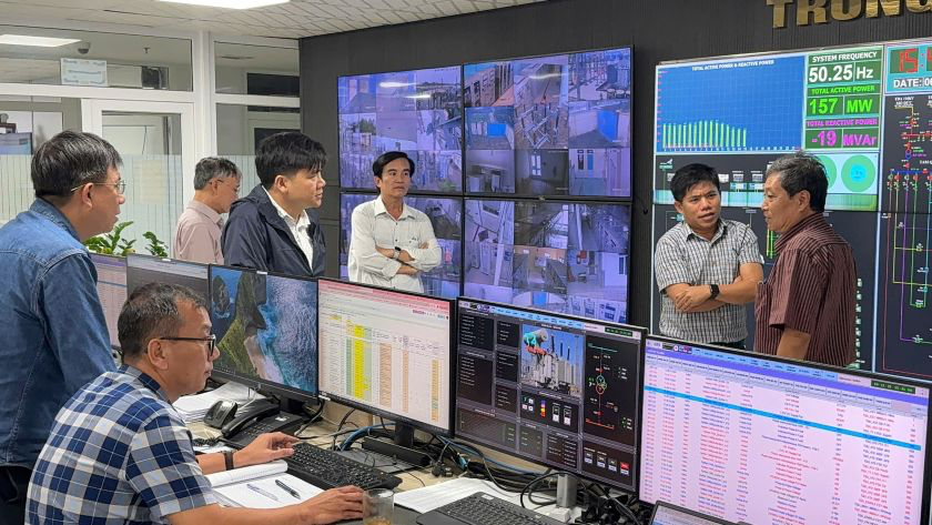 cong-ty-dien-luc-gia-lai-kiem-tra-cong-tac-van-hanh-luoi-dien-tai-trung-tam-dieu-khienanh-hai-yen.png