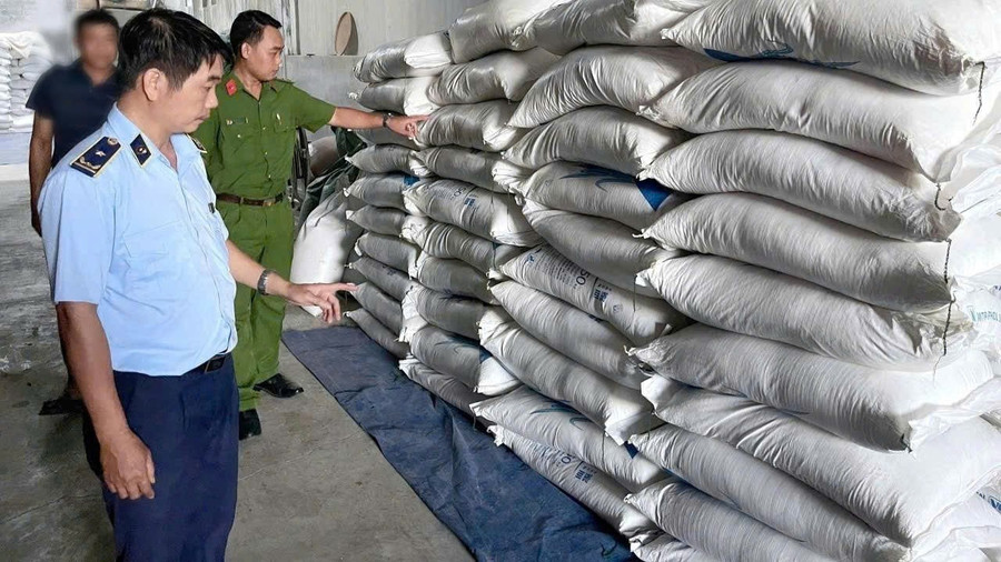 Lực lượng chức năng kiểm đếm hàng hóa vi phạm. Ảnh: H.Y luc-luong-chuc-nang-kiem-dem-hang-hoa-1.jpg
