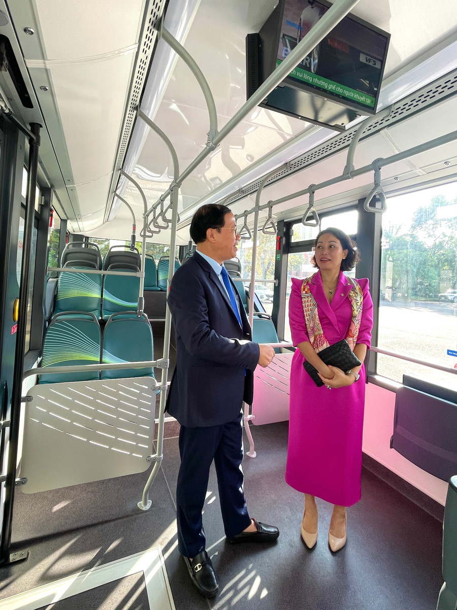 Chủ tịch UBND tỉnh Phạm Anh Tuấn trao đổi cùng Phó Chủ tịch Tập đoàn Vingroup Lê Thị Thu Thủy trên xe buýt điện Vinfast tại buổi ra mắt xe điện ở phường Quy Nhơn vào tháng 10-2024. Ảnh: Hải Yến xe-vinaast.jpg