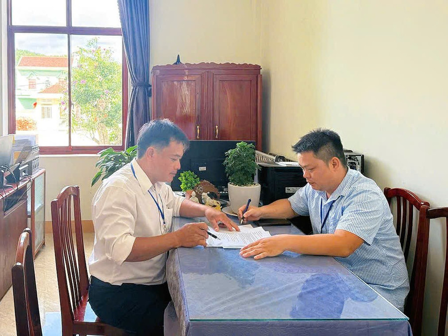 Để đáp ứng KPI được giao, chuyên viên Phòng Văn hóa - Xã hội Trần Tín Trọng (trái) liên tục xử lý nhiều công việc ở xã mới sáp nhập. Ảnh: Hải Yến 1.jpg