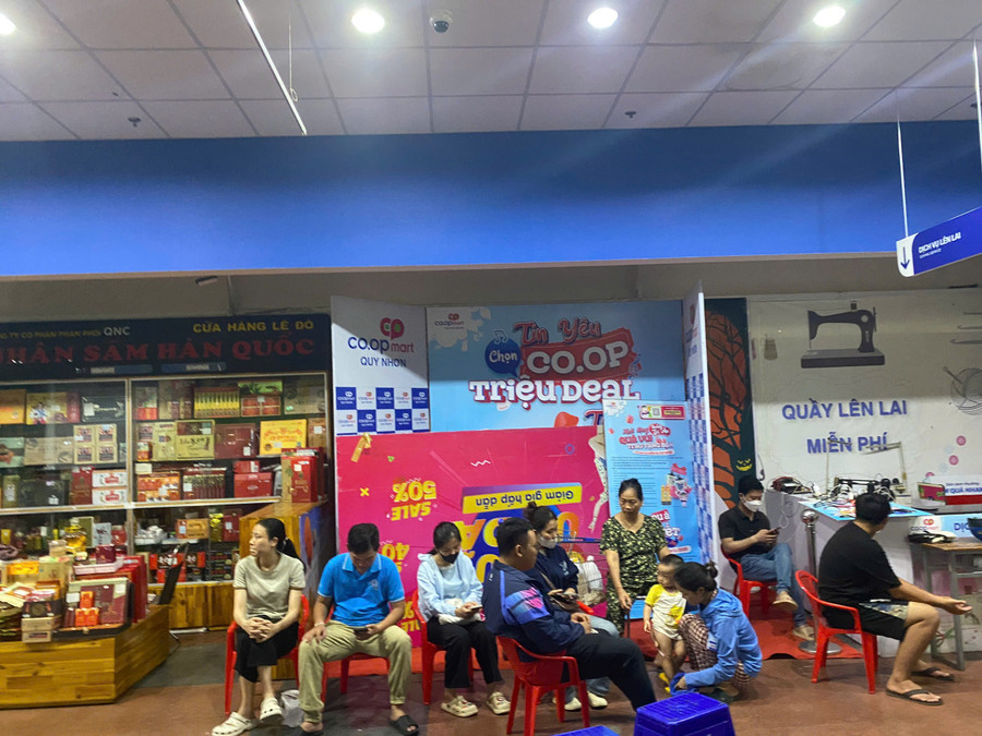 Man kan ladda sina telefoner gratis. Foto: Hai Yen nguoi-dan-sac-pin-mien-phi.jpg