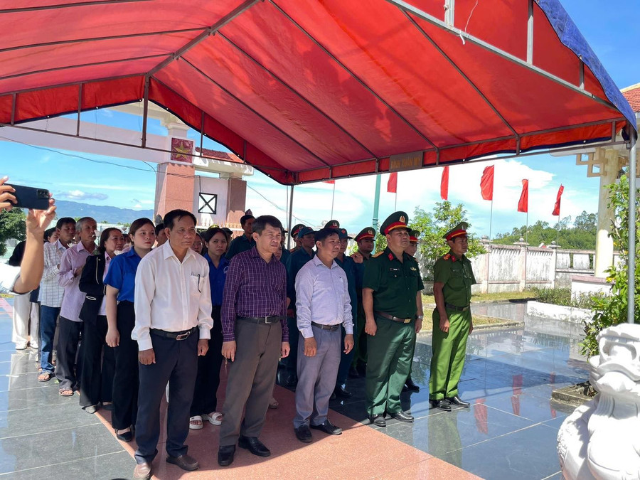 Lễ truy điệu, an táng hài cốt liệt sĩ Nguyễn Đình Quý diễn ra trong không khí trang nghiêm, thành kính. Ảnh: Hải Yến le-truy-dieu-an-tang-hai-cot-liet-si-nguyen-dinh-quy-dien-ra-trong-khong-khi-trang-nghiem-thanh-kinh.jpg