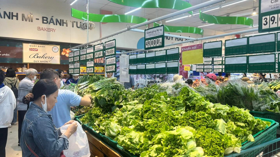 Co.opmart Quy Nhon Supermarket återupptog sin verksamhet på morgonen den 7 november. Foto av Hai Yen sieu-thi-coopmart-quy-nhon-1.jpg