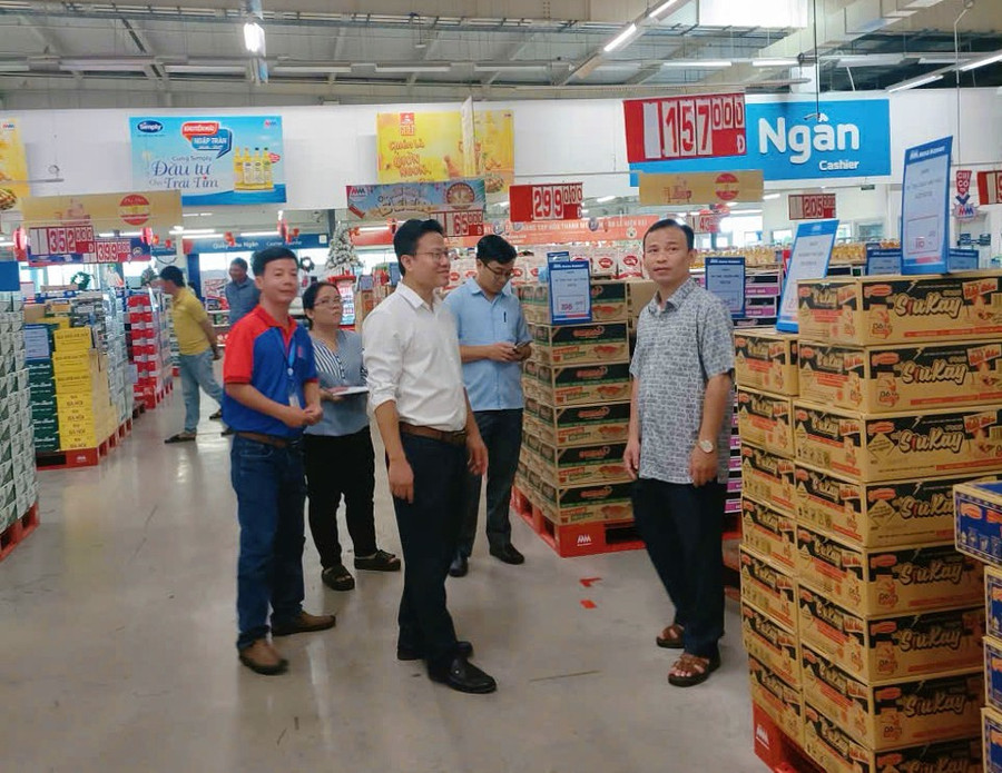 doan-kiem-tra-du-tru-hang-tai-sieu-thi-mega-market.jpg