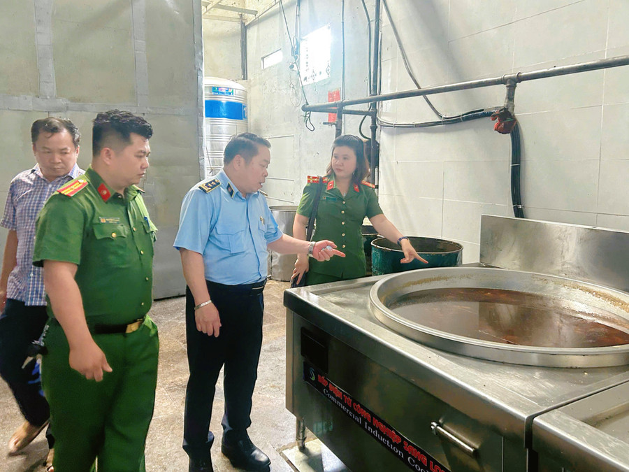 Kiểm tra tại khu vực chế biến của cơ sở Gia Quý. Ảnh: Hải Yến 3.jpg