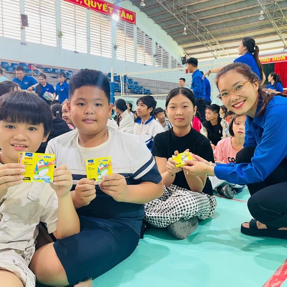 Chị Rah Lan H’Thùy (Bí thư Chi đoàn tổ dân phố 6) tặng quà cho các em nhỏ tham gia sinh hoạt hè. Ảnh: Vũ Chi