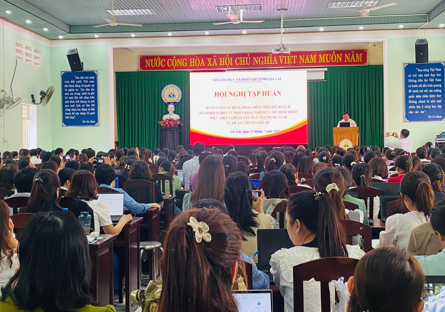 Phó Giám đốc Sở GD&ĐT Đặng Văn Phụng phát biểu khai mạc Hội nghị. Ảnh: N.N z6859239816836-c2754b074be525c6d29233a7a8340986.jpg