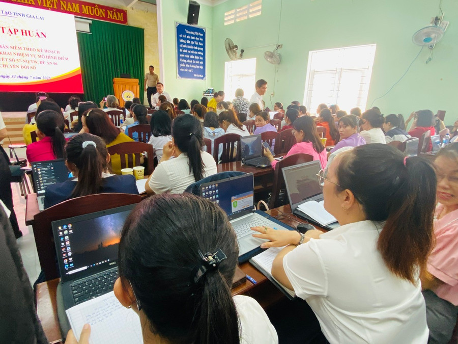 Đa số giáo viên mang theo laptop để thao tác trực tiếp. Ảnh: N.N z6859246853030-28449de493a2ce3324e53700678d11c0.jpg