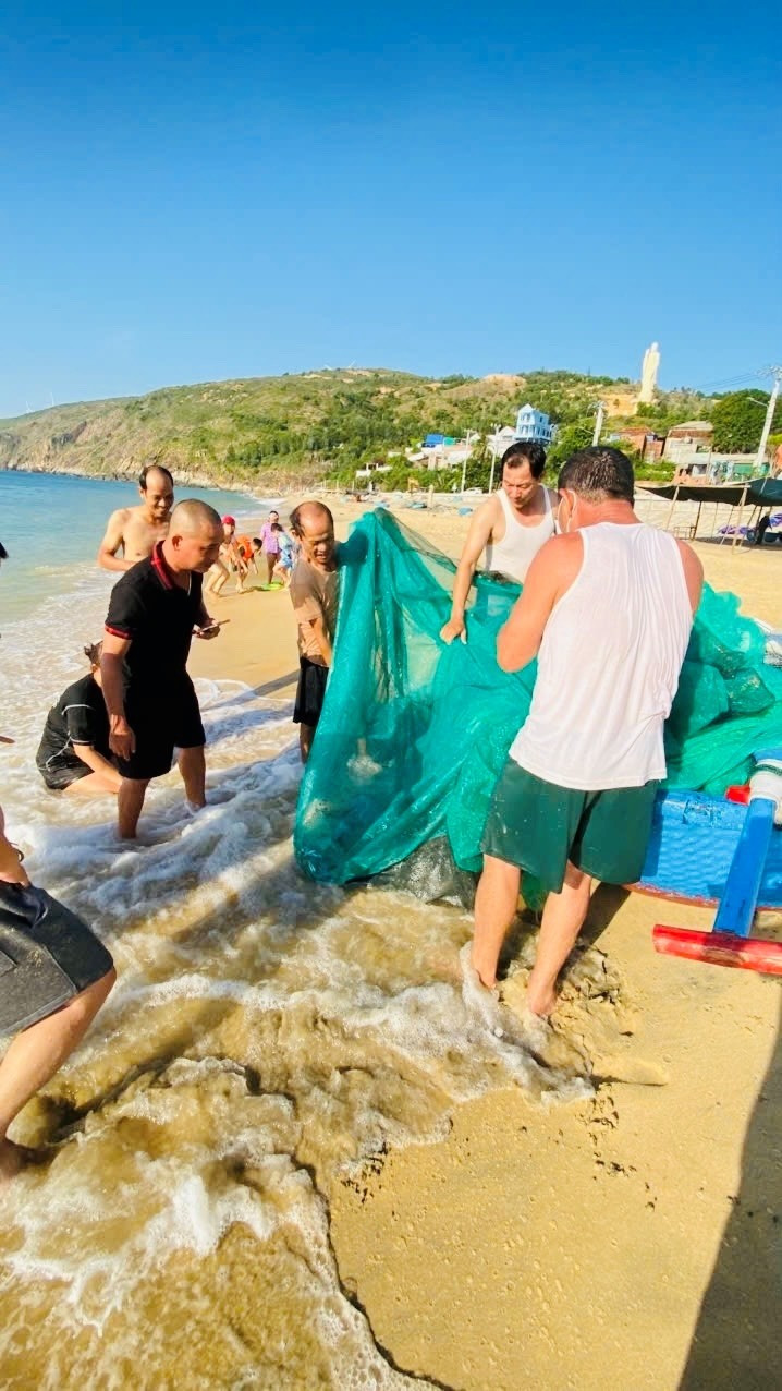 As redes trazidas para a praia geralmente carregam camarões e peixes frescos. Foto: N.N 4.jpg