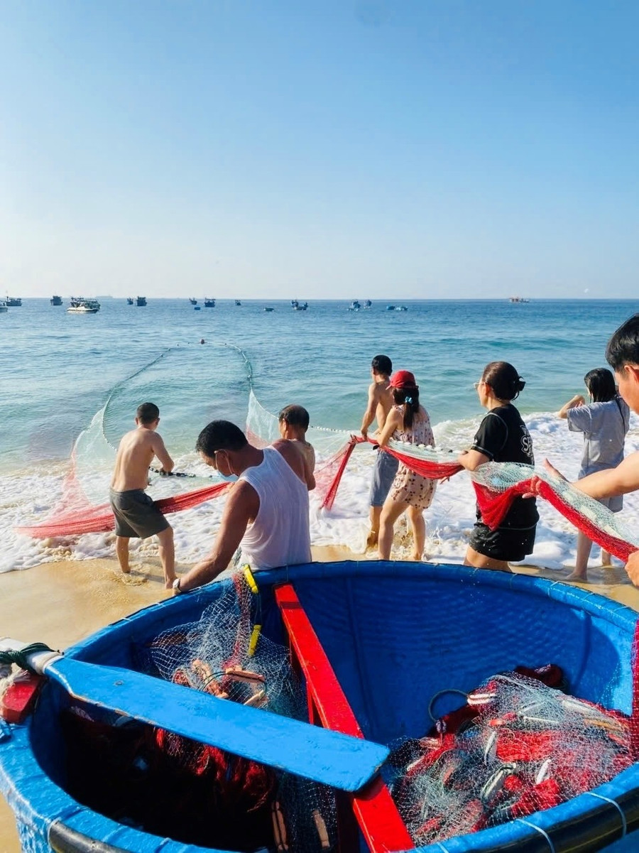 Muitos turistas gostam de puxar redes com os pescadores. Foto: N.N 3.jpg