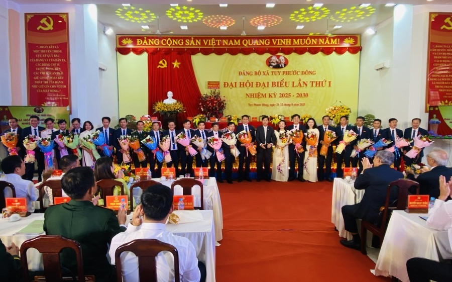 គណៈកម្មាធិការប្រតិបត្តិបក្សឃុំ Tuy Phuoc Dong បានឧទ្ទេសនាមដល់អង្គសន្និបាត។ រូបថត៖ N.T 4.jpg