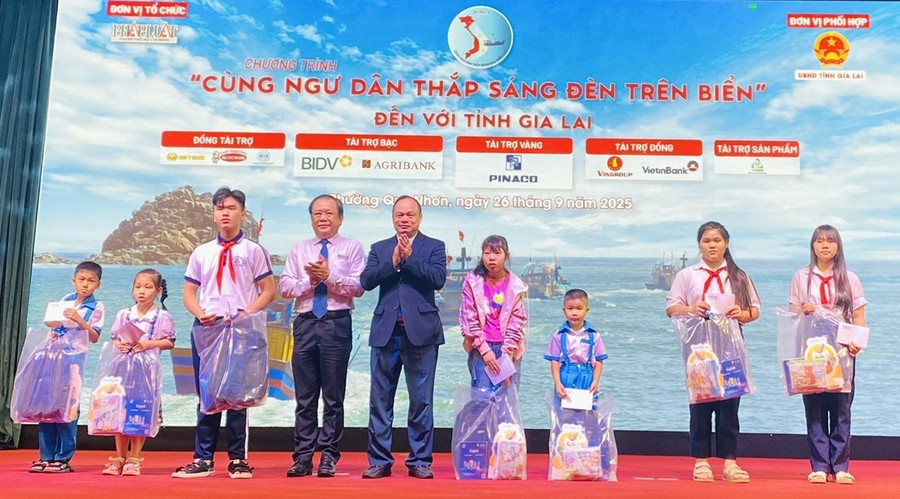 Con em ngư dân có hoàn cảnh khó khăn được nhận phần quà ý nghĩa. Ảnh: N.N pl4.jpg
