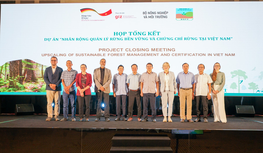 Đại diện các bên tham gia dự án chụp ảnh lưu niệm tại hội nghị. Ảnh: N.N hoi-nghi-rung-1.jpg