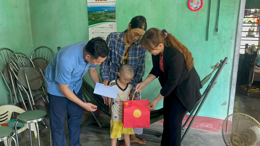 Lãnh đạo phường Hoài Nhơn Bắc thăm hỏi, động viên, chúc trẻ khuyết tật đón trung thu vui vẻ. Ảnh: HNB 3.jpg