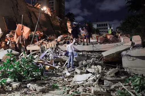 Cứu hộ động đất tại Venezuela. Ảnh: Reuters