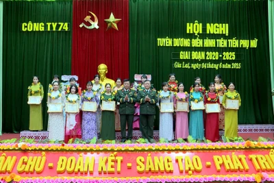 Lãnh đạo Công ty 74 trao thưởng cho các cá nhân điển hình tiên tiến trong phong trào phụ nữ giai đoạn 2020-2025. Ảnh: Huy Toàn