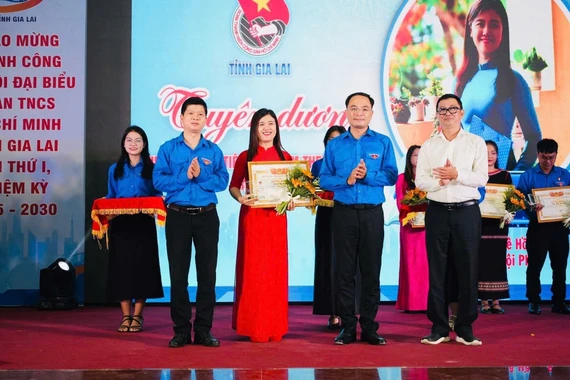 Cô giáo Lê Thị Dung, Tổng phụ trách Đội Trường Tiểu học Lê Hồng Phong, phường Hội Phú, tỉnh Gia Lai được tuyên dương Nhà giáo trẻ tiêu biểu năm 2025.
