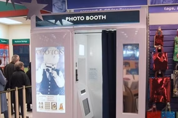 Dịch vụ chụp ảnh tự động (photobooth) thu hút đông đảo bạn trẻ tại các trung tâm thương mại nhưng ẩn chứa nhiều rủi ro về bảo mật thông tin.