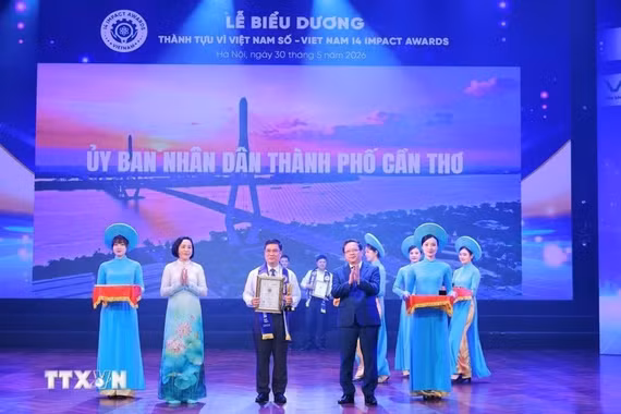 Đại diện các doanh nghiệp và tổ chức vinh dự nhận giải thưởng dành cho 97 đơn vị tiêu biểu có thành tựu xuất sắc trong lĩnh vực chuyển đổi số và đổi mới sáng tạo.