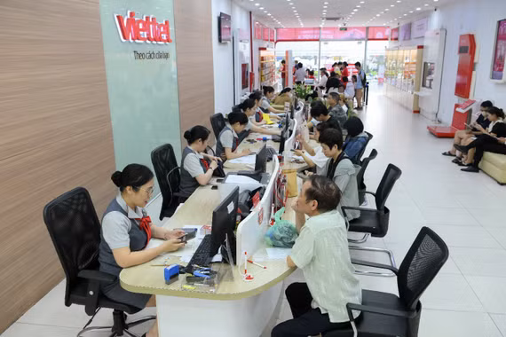 Người dân khẩn trương đến các điểm giao dịch để chuẩn hóa thông tin, tránh nguy cơ bị tạm dừng dịch vụ viễn thông chiều đi sau ngày 15-6-2026