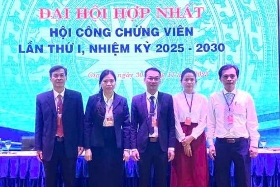 Ông Phạm Huy Vũ (giữa) nhận quyết định giữ chức vụ Chủ tịch Hội Công chứng viên tỉnh Gia Lai nhiệm kỳ 2025-2030, sau khi hoàn tất việc hợp nhất hai hội công chứng viên Gia Lai và Bình Định.