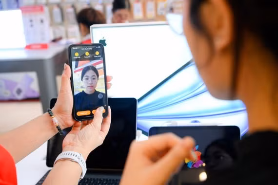 Người dân tranh thủ đến các điểm giao dịch để hoàn tất xác thực thuê bao sinh trắc học dịp nghỉ lễ 30-4 và 1-5.