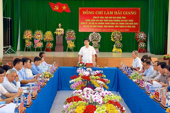 Phó Chủ tịch UBND tỉnh Lâm Hải Giang dẫn đầu đoàn công tác kiểm tra thực tế tình hình triển khai các phương án phát triển kinh tế - xã hội và chương trình trọng tâm năm 2026 tại trụ sở UBND và các mô hình sản xuất thuộc xã Vĩnh Thạnh, Vĩnh Thịnh, Vĩnh Quang và Vĩnh Sơn