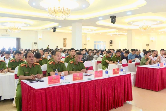 Quang cảnh hội nghị tuyên truyền, phổ biến các quy định về khai báo cháy cho hơn 600 chủ cơ sở sản xuất, kinh doanh trên địa bàn tỉnh Gia Lai sáng 27-12.