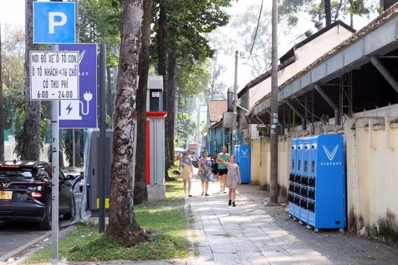 Hệ thống thu phí đỗ xe không chạm giúp người dân thanh toán thuận tiện.