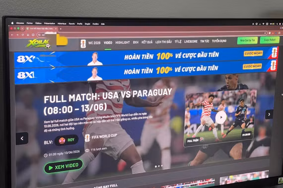 Giao diện chèn banner quảng cáo cờ bạc của một website phát sóng bóng đá vi phạm bản quyền.