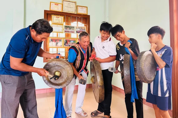 Người có uy tín trong đồng bào dân tộc thiểu số góp sức thay đổi diện mạo nông thôn vùng cao.