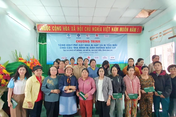 Hội LHPN tỉnh và Nghệ sĩ Lệ Thủy trao kinh phí cứu trợ cho hội viên phụ nữ bị thiệt hại bão số 13 tại tỉnh.