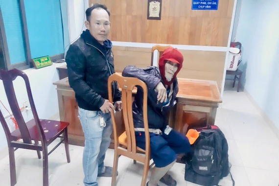 Cán bộ Công an phường An Khê, Gia Lai hỗ trợ chăm sóc và giúp cụ ông đi lạc quãng đường 30 km trở về nhà an toàn.