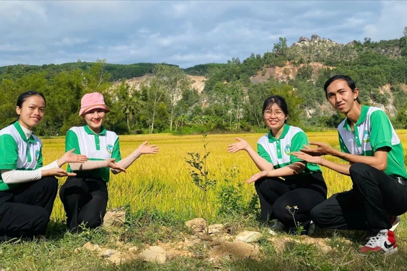 Các thành viên Hội Yêu rác thực hiện hoạt động nhặt rác và trồng cây để bảo vệ môi trường, lan tỏa lối sống xanh và tinh thần tự nguyện tại cộng đồng.