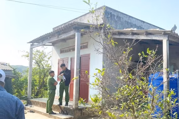 Lực lượng công an và các cơ quan chức năng đang thực hiện công tác khám nghiệm hiện trường và điều tra nguyên nhân vụ 4 người trong một gia đình tử vong tại nhà ở thôn Chánh Hóa, xã Cát Tiến, tỉnh Gia Lai vào ngày 10-4.