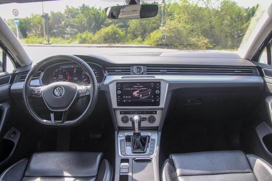 Nội thất Passat 2019 mang phong cách tối giản nhưng sang trọng, với ghế da cao cấp và bảng điều khiển trung tâm hiện đại. Ảnh: S.T img-9838-jpg-1.jpg