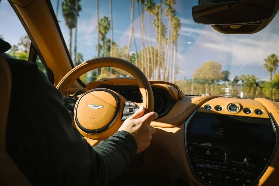 Khoang lái sang trọng với chất liệu da, gỗ và kim loại cao cấp. Ảnh: S.T aston-martin-dbx707-10.jpg